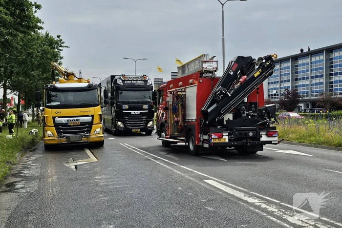 Tank van lesvrachtwagen kapot, diesel lekt op de weg