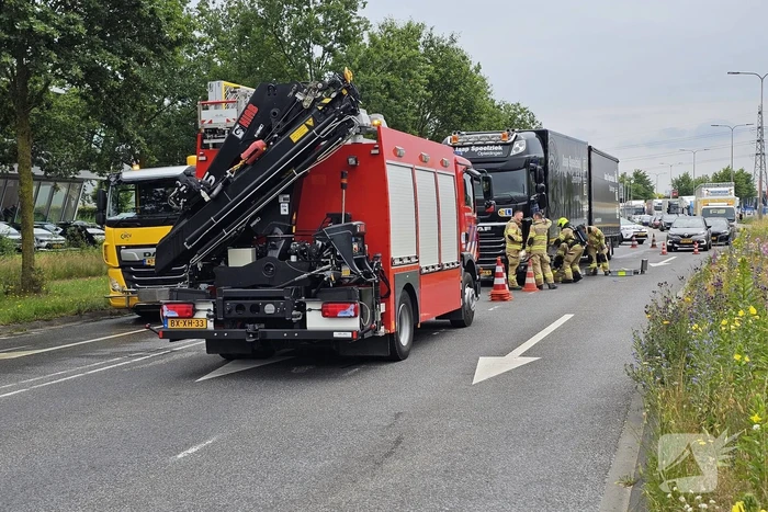 Tank van lesvrachtwagen kapot, diesel lekt op de weg