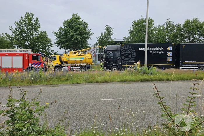 Tank van lesvrachtwagen kapot, diesel lekt op de weg