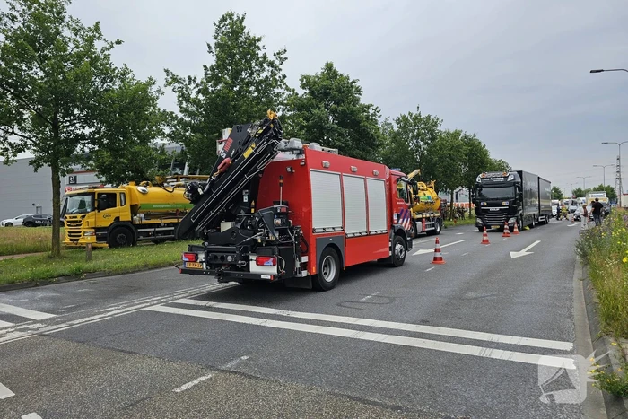 Tank van lesvrachtwagen kapot, diesel lekt op de weg