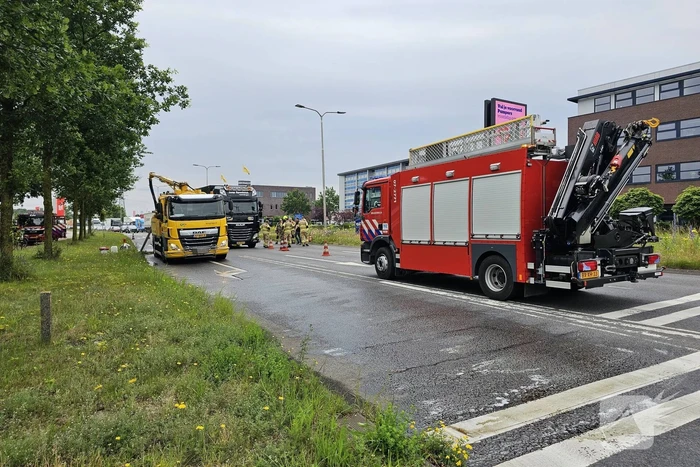 Tank van lesvrachtwagen kapot, diesel lekt op de weg