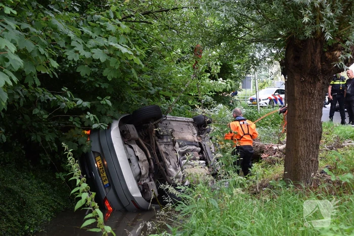 Auto belandt op kop in sloot, bestuurder onder invloed