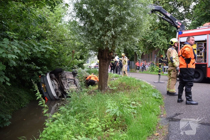 Auto belandt op kop in sloot, bestuurder onder invloed