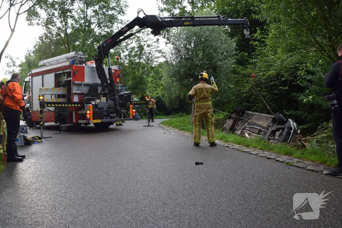 Auto belandt op kop in sloot, bestuurder onder invloed