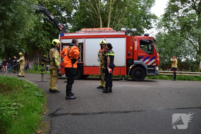 Auto belandt op kop in sloot, bestuurder onder invloed