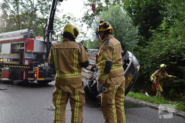 Auto belandt op kop in sloot, bestuurder onder invloed