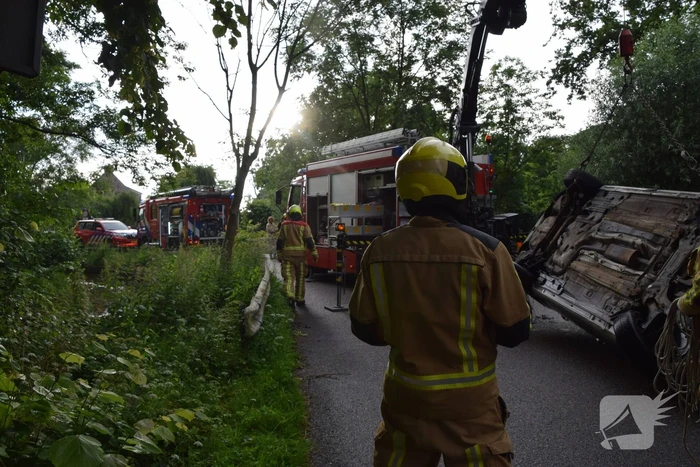Auto belandt op kop in sloot, bestuurder onder invloed