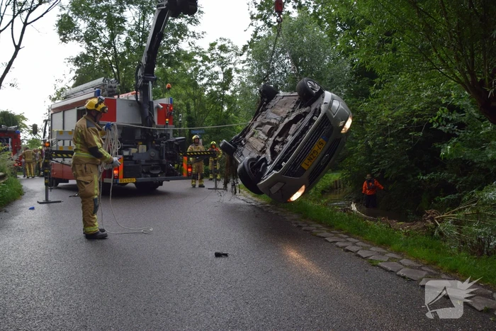 Auto belandt op kop in sloot, bestuurder onder invloed