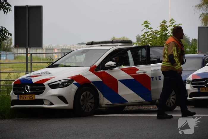 Auto belandt op kop in sloot, bestuurder onder invloed