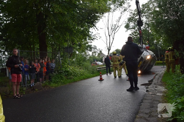 Auto belandt op kop in sloot, bestuurder onder invloed