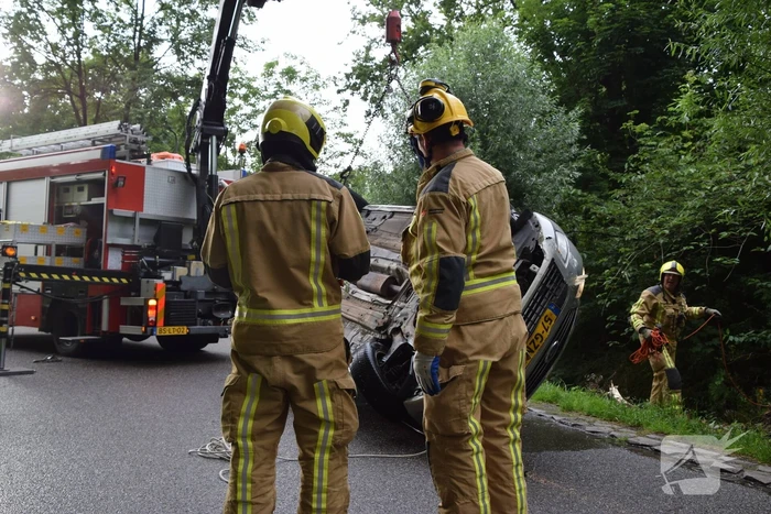 Auto belandt op kop in sloot, bestuurder onder invloed