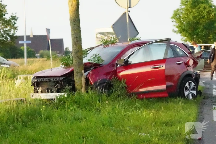 Veel schade na ongeval op kruispunt