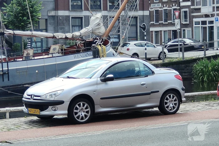 Scooterrijder botst tegen openslaand portier