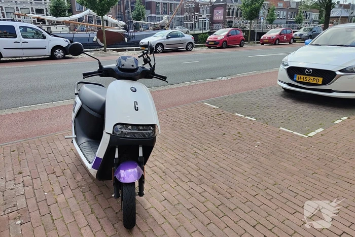 Scooterrijder botst tegen openslaand portier