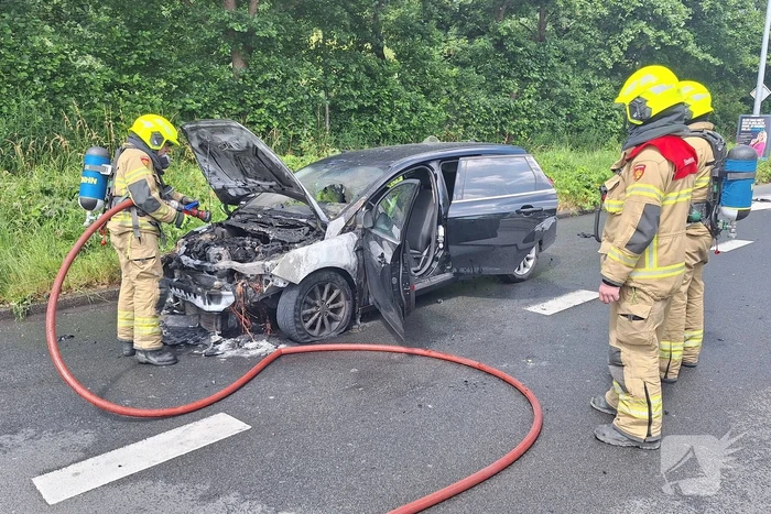 Personenauto vat vlam bij verkeerslicht