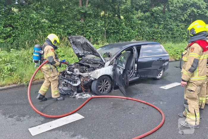Personenauto vat vlam bij verkeerslicht