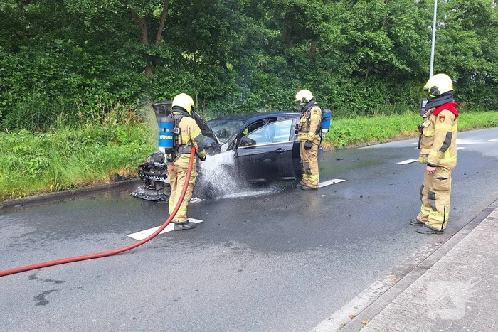 Personenauto vat vlam bij verkeerslicht