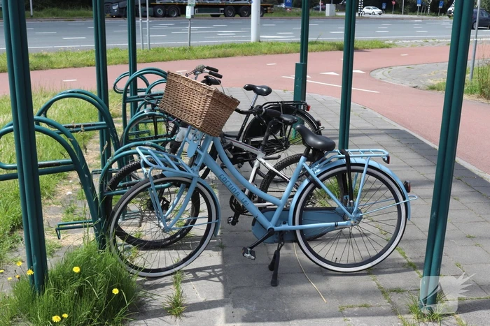 Fietser en automobilist botsen op elkaar