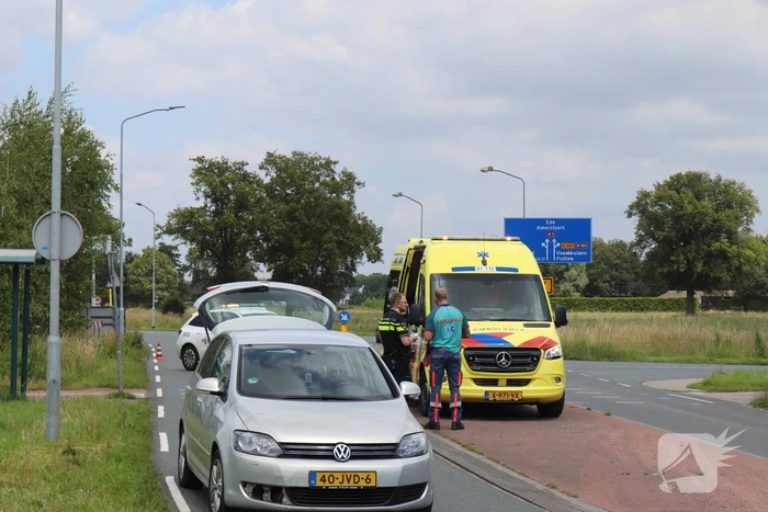 Fietser en automobilist botsen op elkaar
