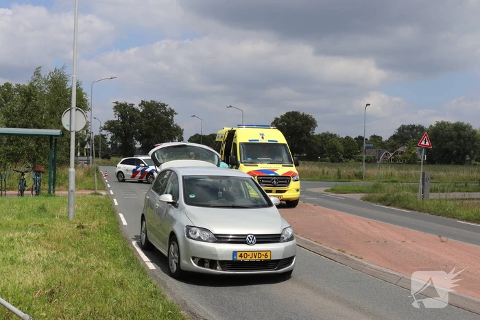 Fietser en automobilist botsen op elkaar