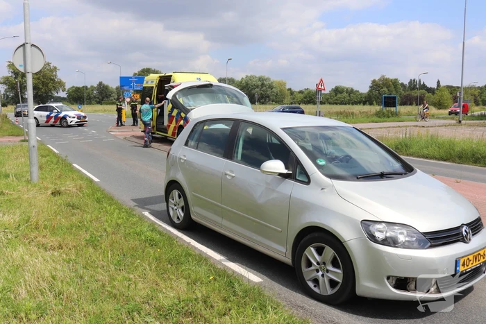 Fietser en automobilist botsen op elkaar