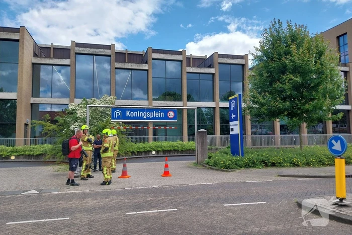 Brandweer doet onderzoek naar rookontwikkeling uit parkeergarage