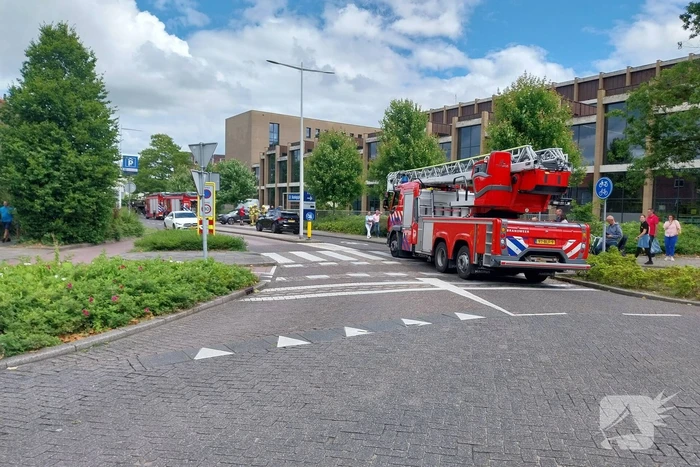 Brandweer doet onderzoek naar rookontwikkeling uit parkeergarage