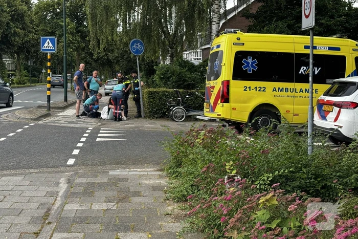 Vrouw op driewiel fiets hard ten val