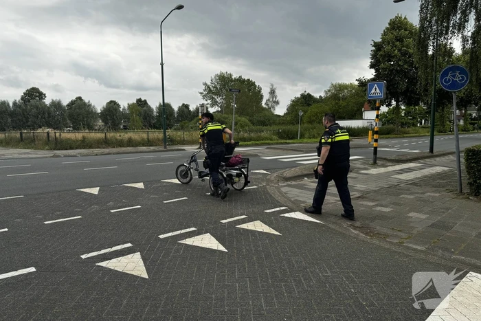 Vrouw op driewiel fiets hard ten val
