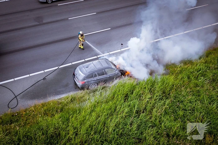 Personenauto vliegt op snelweg in brand
