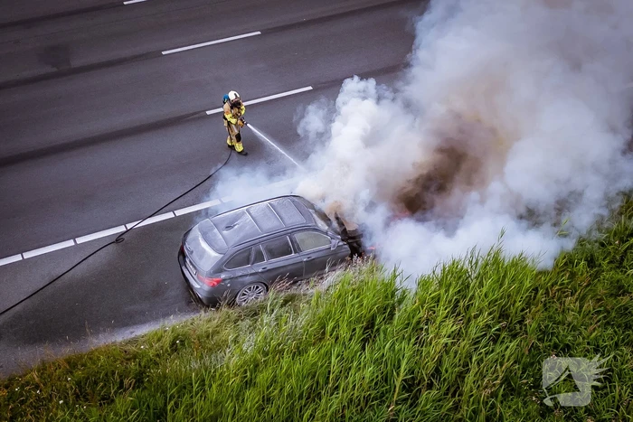 Personenauto vliegt op snelweg in brand