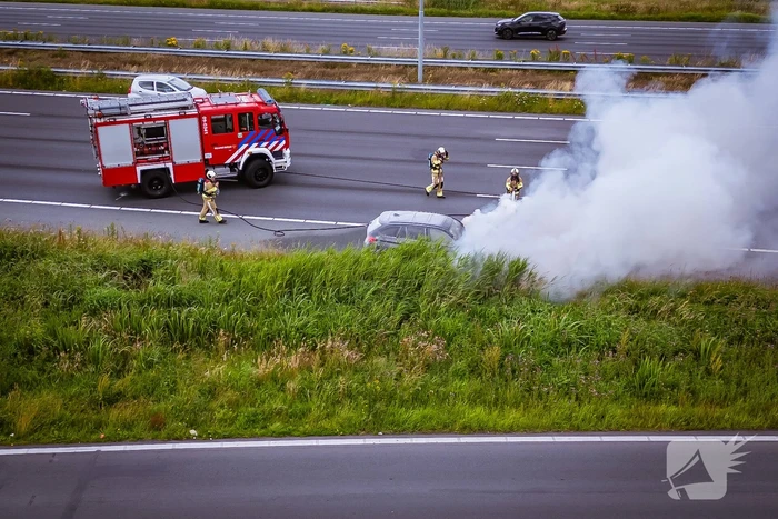 Personenauto vliegt op snelweg in brand