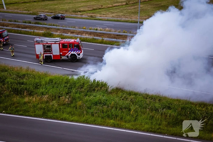 Personenauto vliegt op snelweg in brand