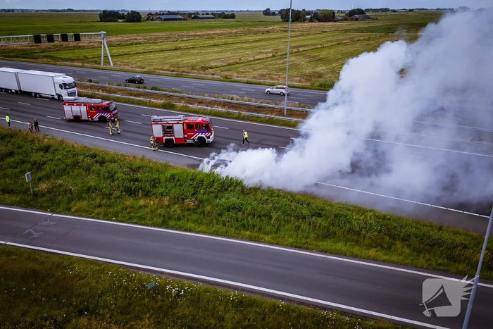 Personenauto vliegt op snelweg in brand