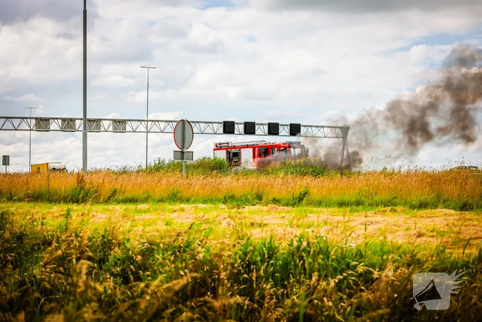 Personenauto vliegt op snelweg in brand