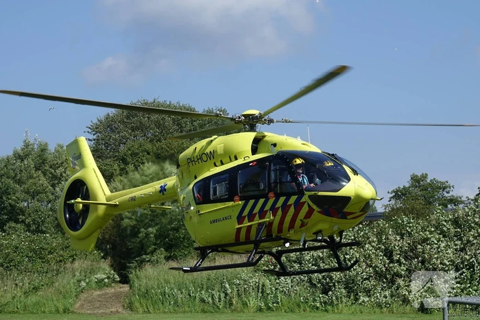 Ambulancehelikopter landt op speelveld