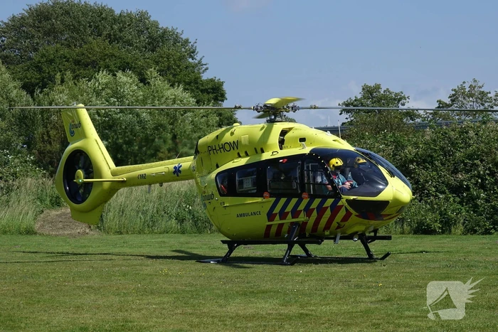 Ambulancehelikopter landt op speelveld