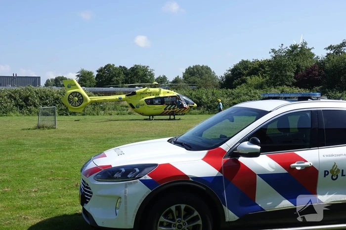 Ambulancehelikopter landt op speelveld