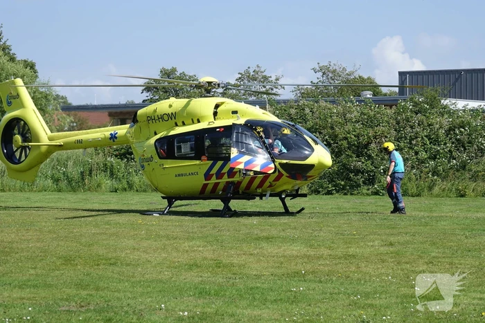 Ambulancehelikopter landt op speelveld
