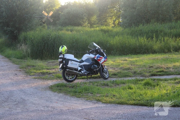 Fietser licht onderkoeld uit sloot gehaald