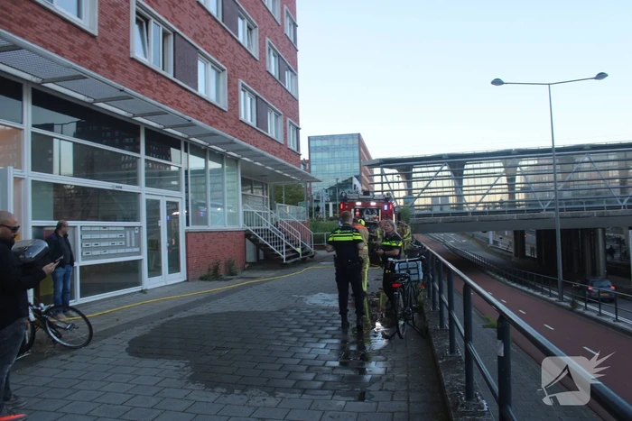 Flatgebouw ontruimd door brand in woning