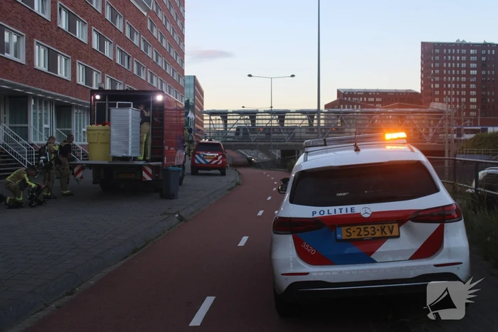 Flatgebouw ontruimd door brand in woning