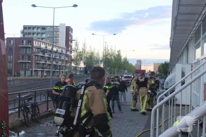 Flatgebouw ontruimd door brand in woning