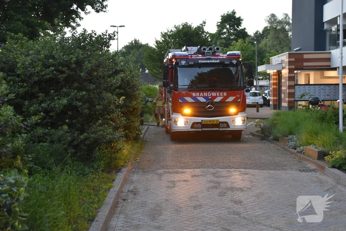 Brand tegen parkeergarage, brandweer aanwezig