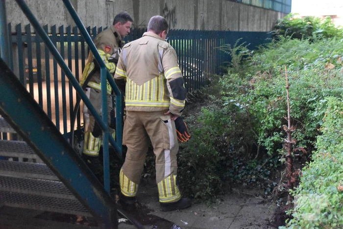 Brand tegen parkeergarage, brandweer aanwezig