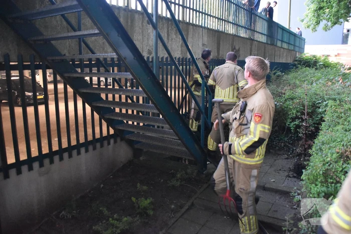 Brand tegen parkeergarage, brandweer aanwezig