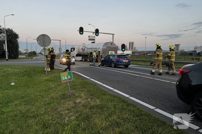 Oververhitte auto blokkeert weg