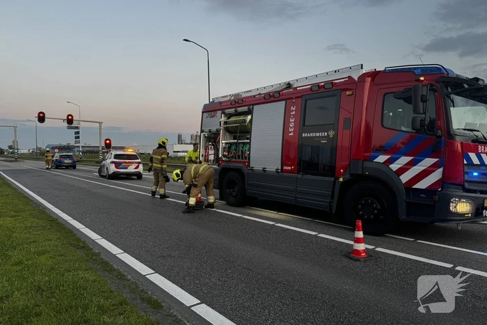 Oververhitte auto blokkeert weg