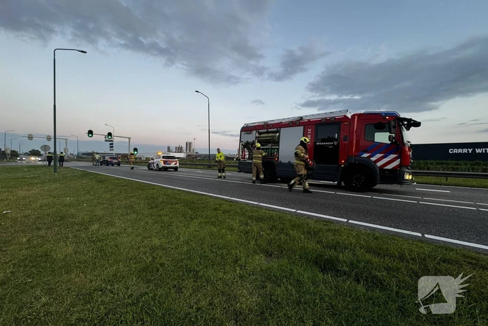 Oververhitte auto blokkeert weg