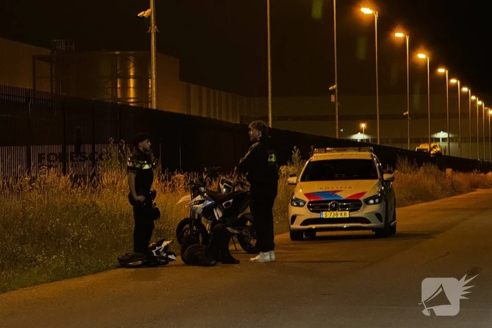 Bestuurder crossvoertuig hard onderuit op industrieterrein